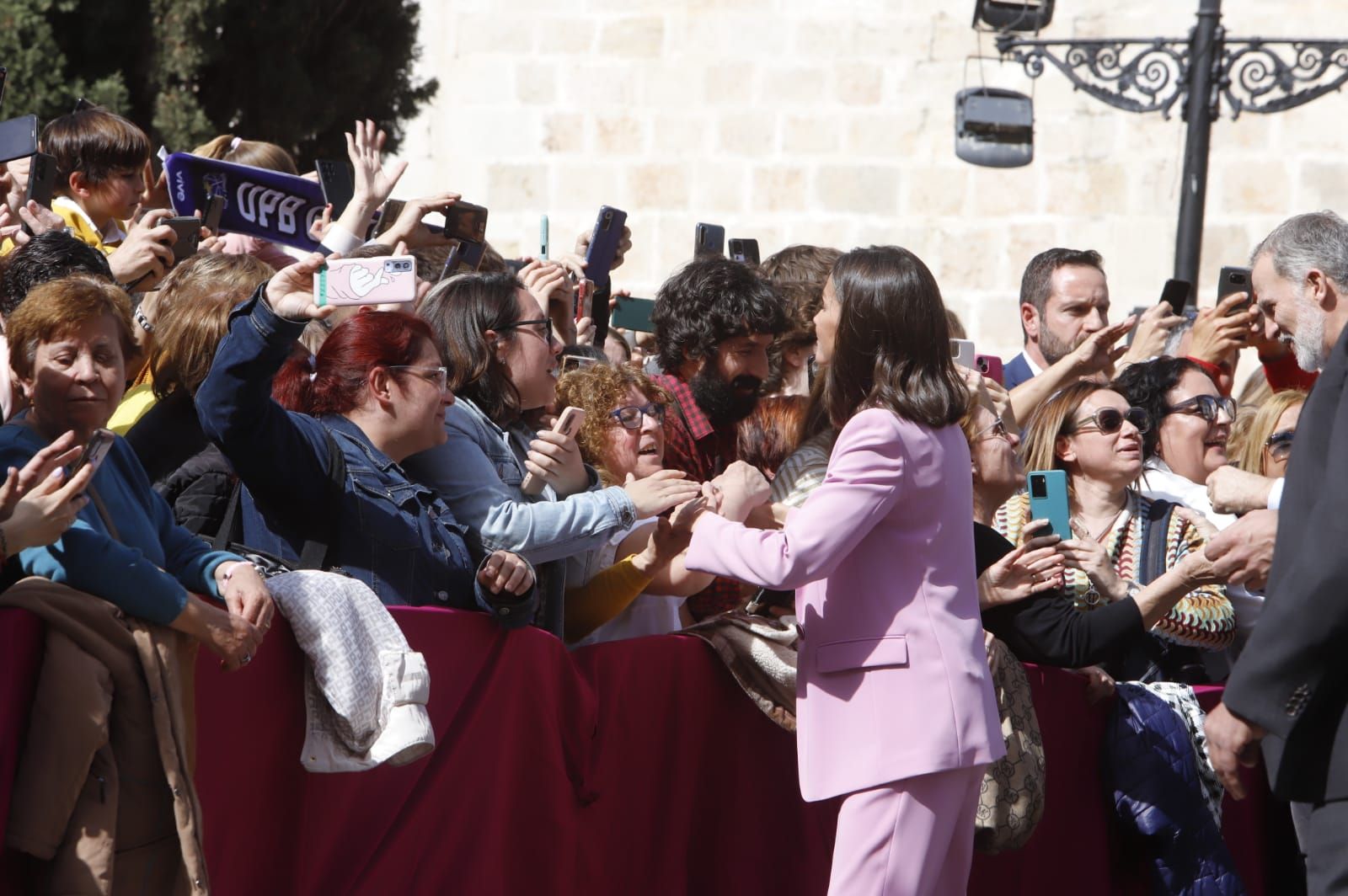 Gandia sale a la calle para recibir a los Reyes Felipe y Letizia