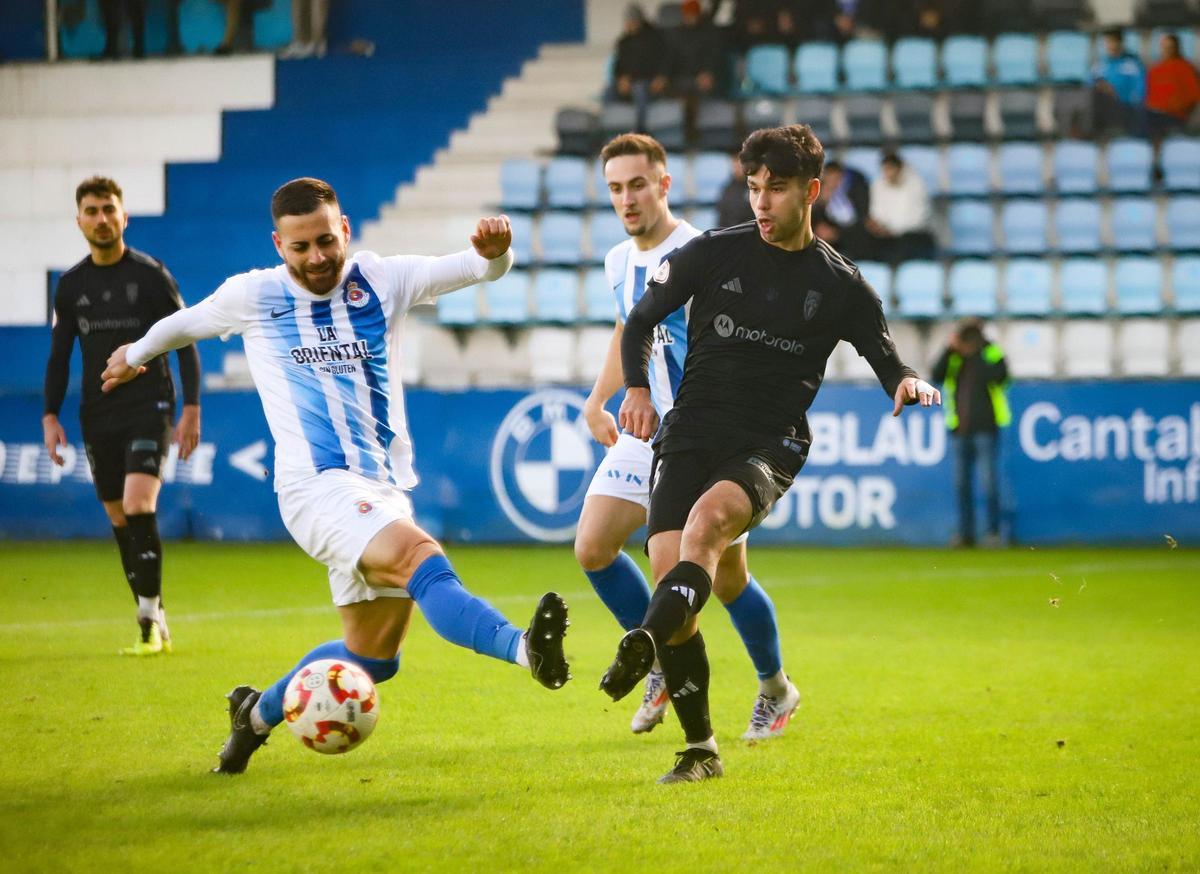 Primo y Manu Rivas durante un partido del Compostela en la campaña 2024/25.