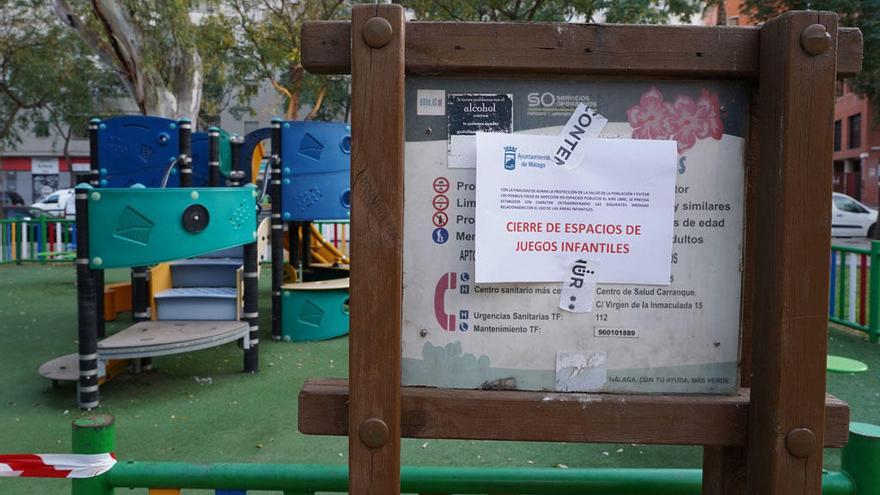 Parque infantil de la calle Pacífico, con la advertencia municipal