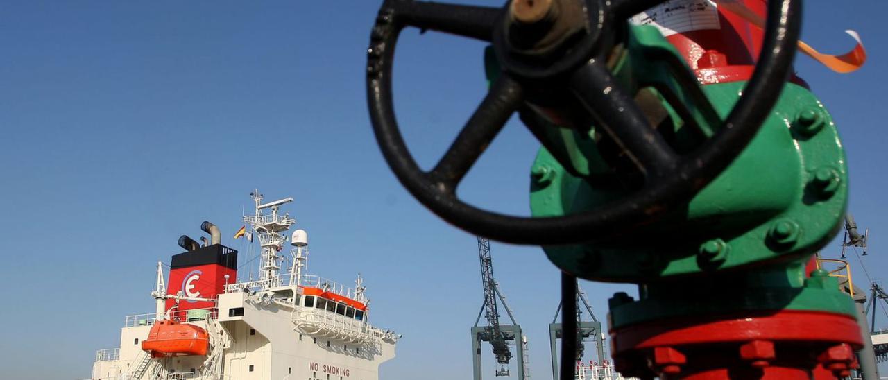 El barco que transportó agua a Barcelona en 2008