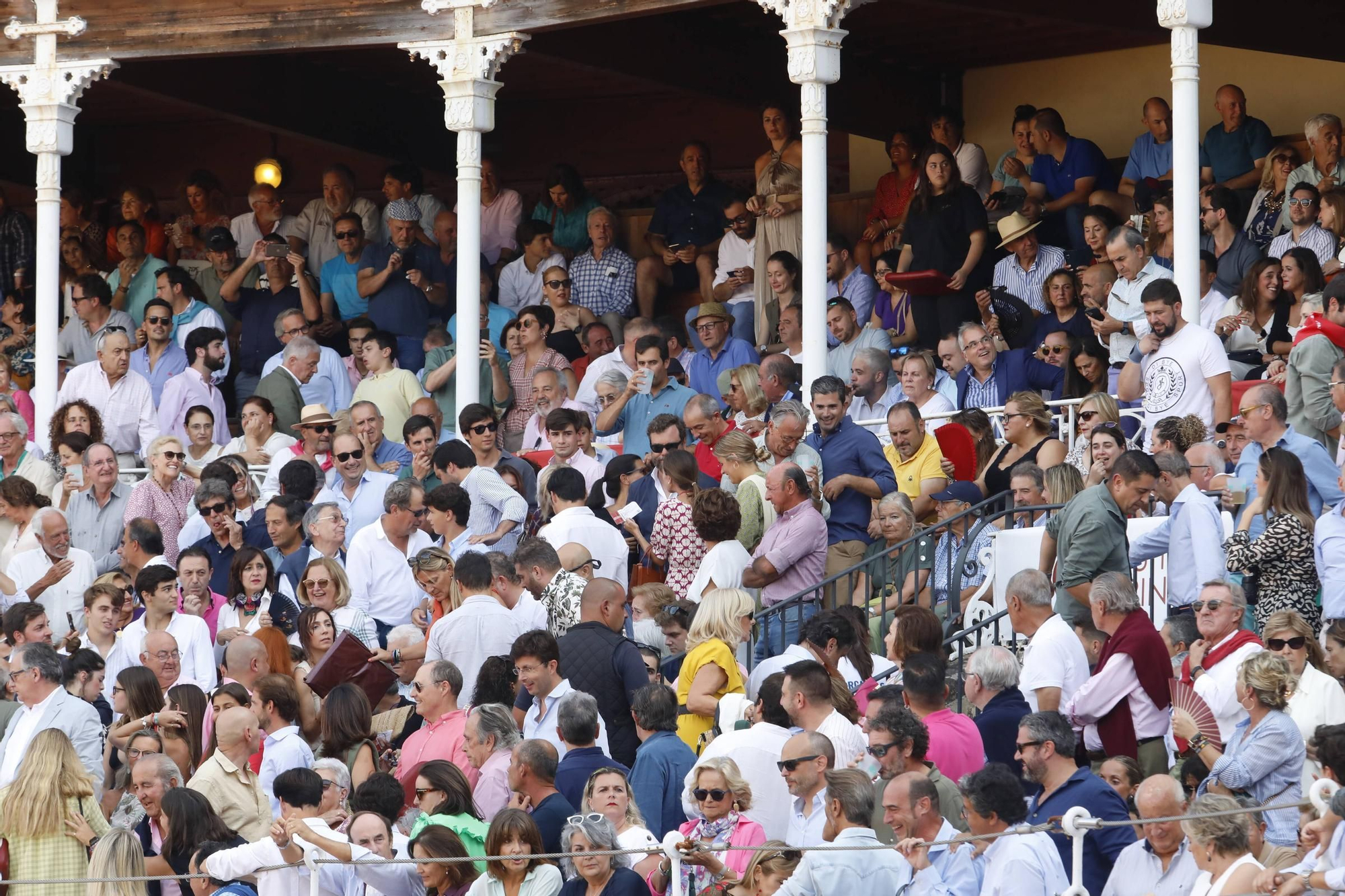 De Espinosa de los Monteros a Esperanza Aguirre: el ambiente en la plaza de toros de Gijón, en imágenes