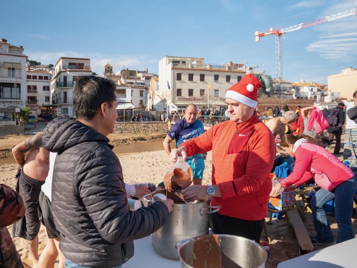 Les imatges del primer bany de l'any a Tossa de Mar