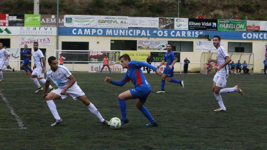 Un lance de un jugador del Barbadás ante el Cerceda. // Jesús Regal