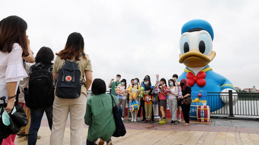 Disney cierra su parque temático de Shanghái por Covid-19 y confina a todos sus visitantes