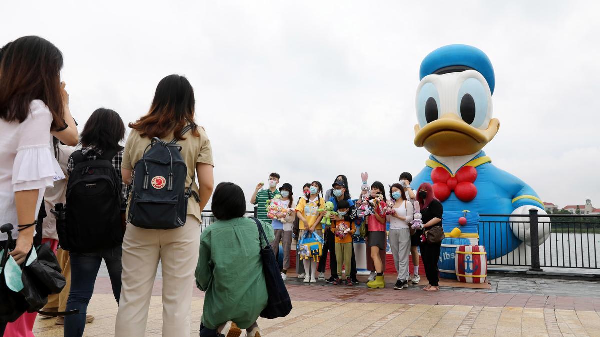 Turistas posan para una foto en el Disney Resort de Shanghái.