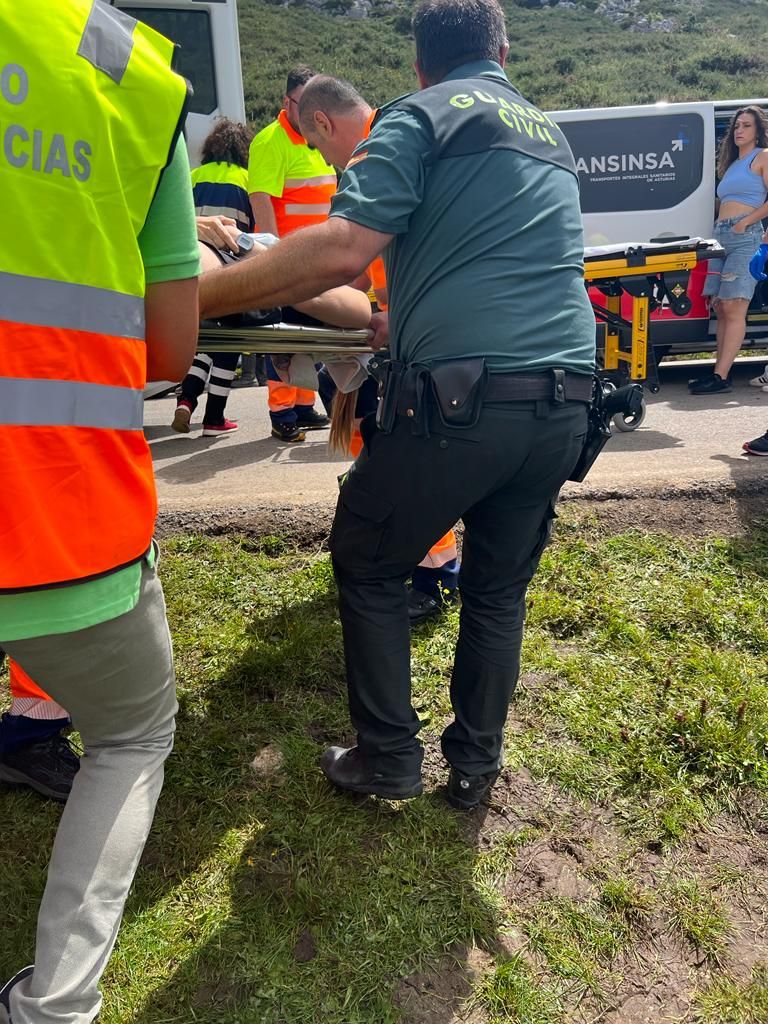 Grave accidente en Covadonga al despeñarse un autobús con niños que iba a los Lagos