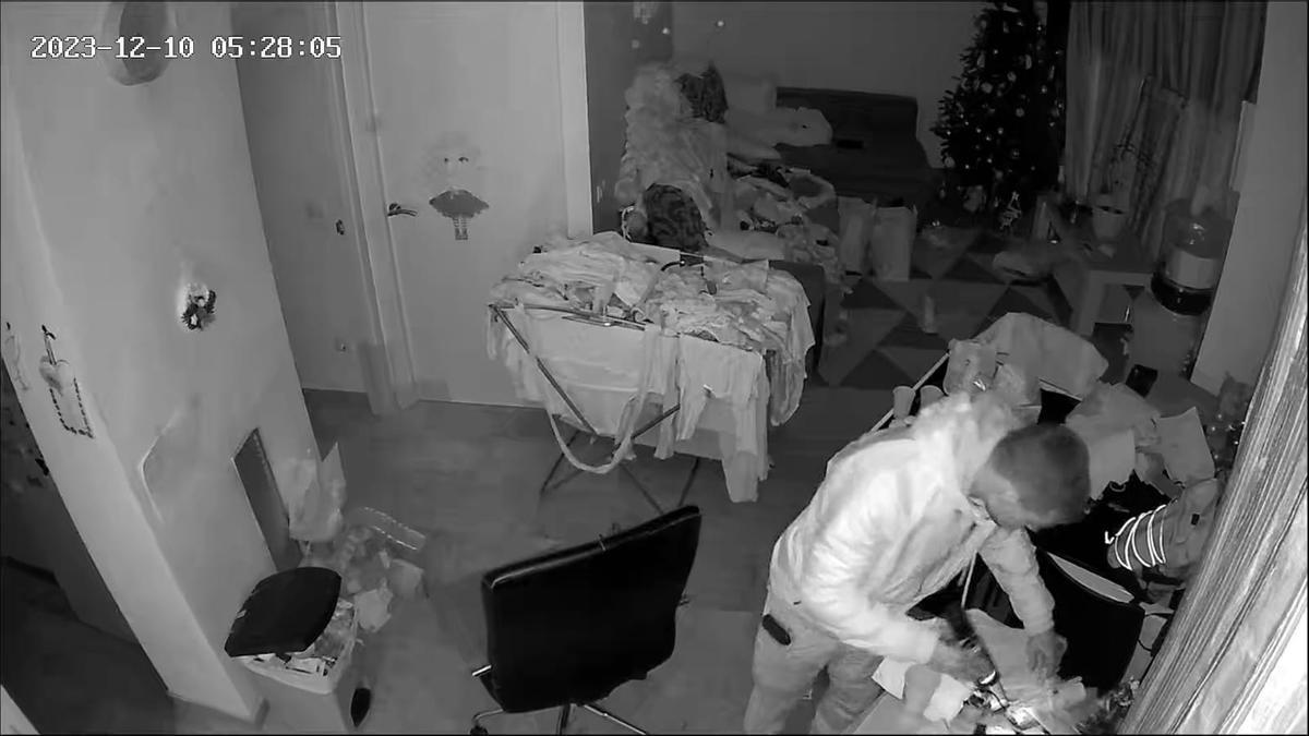 Un moment del robatori captat per les càmeres de vigilància de l’apartament de Lloret.