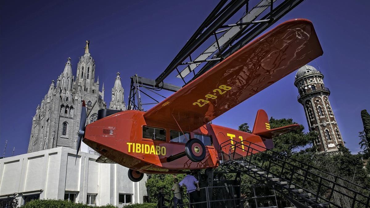El popular avión del Tibidabo tiene un lugar especial en el recuerdo de los protagonistas de la novela.