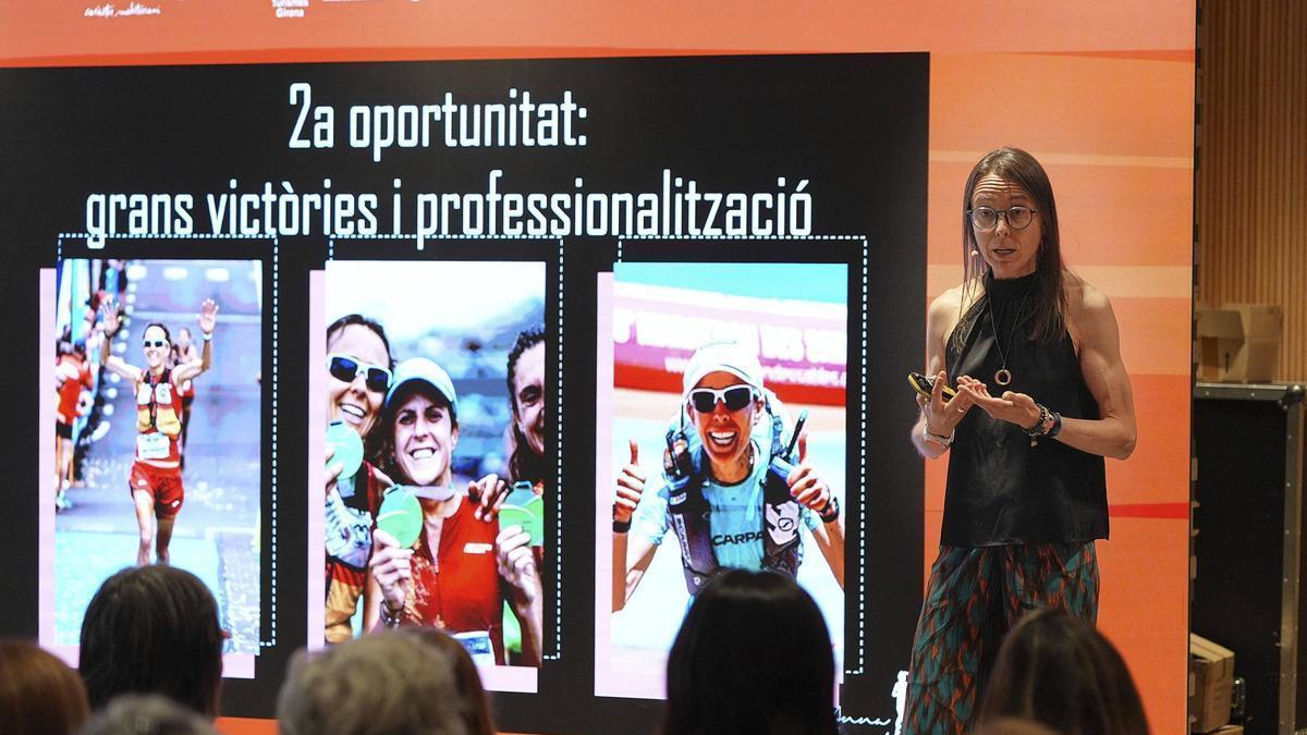 L’atleta d’èlit, entrenadora, periodista i mare Anna Comet en la seva ponència per a la Nit de la Dona.