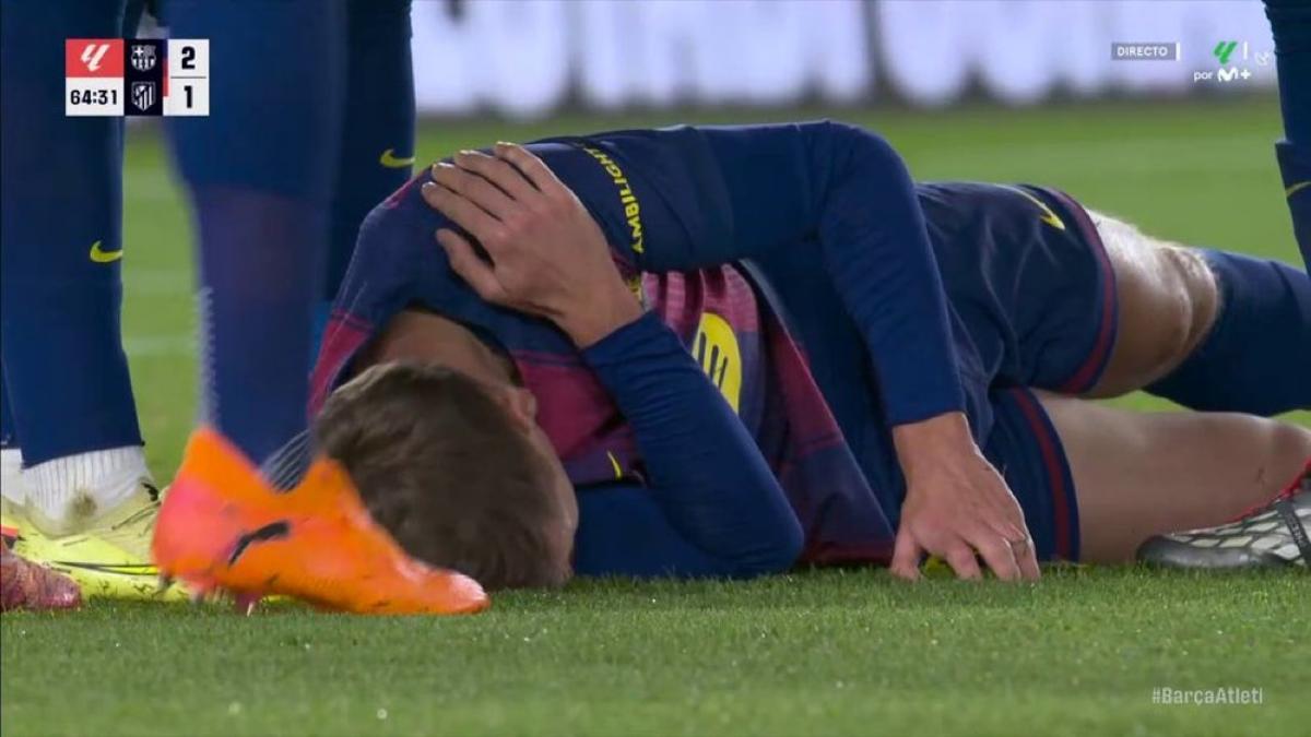 Dani Olmo tendido en el suelo tras su lesión