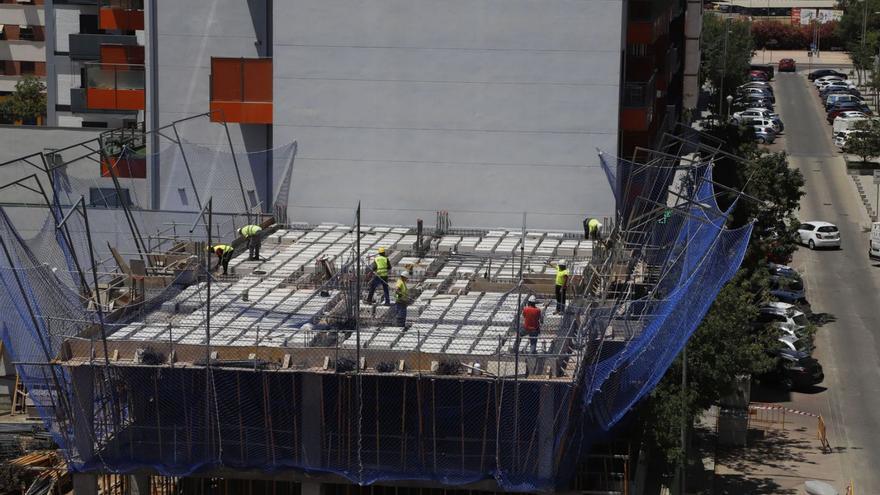 Trabajadores en un edificio en construcción en Córdoba.