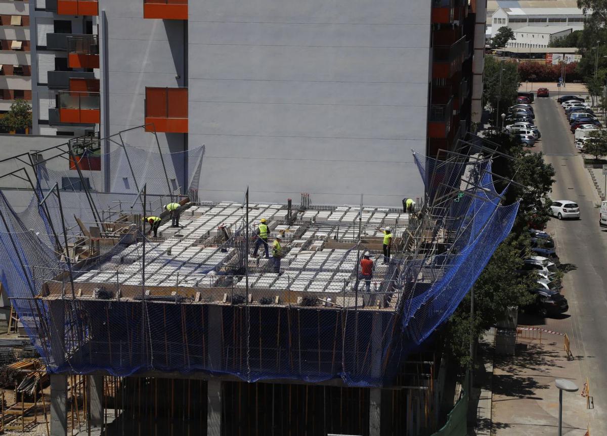 Trabajadores en un edificio en construcción en Córdoba. | A.J. GONZÁLEZ