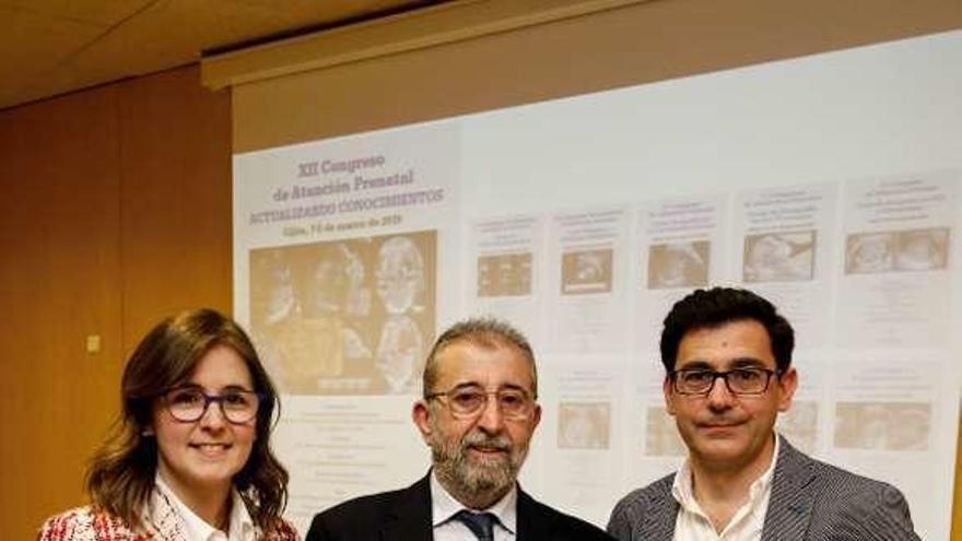 Los doctores Nerea Maíz, Javier Arenas y José Antonio Sainz, ayer, en el Hospital de Cabueñes.