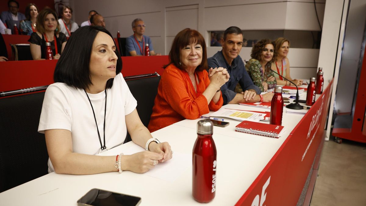 Rebeca Torró, Cristina Narbona, Pedro Sánchez, Mª Jesús Montero y Pilar Bernabé, en el Comité Federal del PSOE.