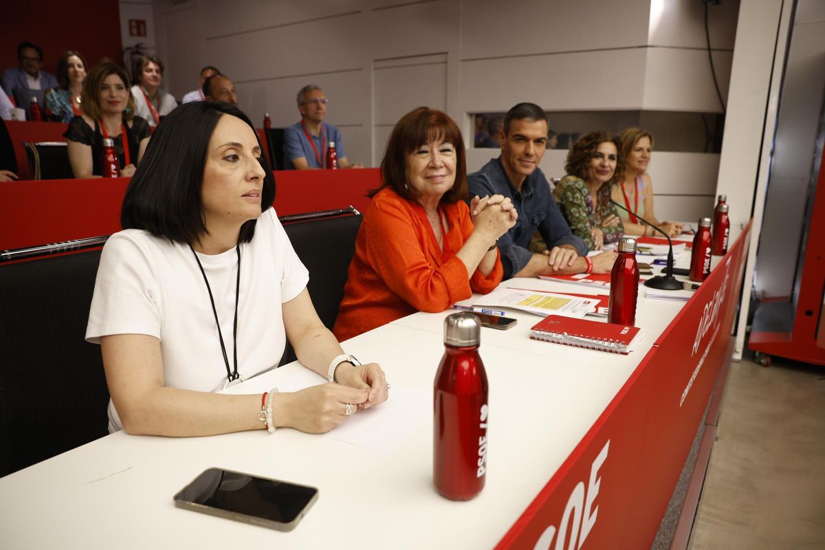 Rebeca Torró, Cristina Narbona, Pedro Sánchez, Mª Jesús Montero y Pilar Bernabé, en el Comité Federal del PSOE.