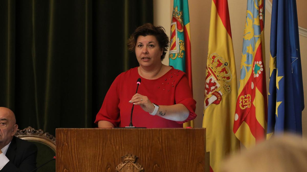 La portavoz del grupo municipal del PSOE en una de sus intervenciones en el pleno.