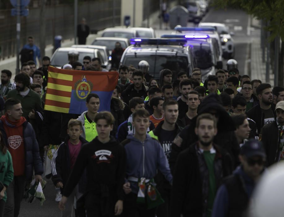 Los aficionados del Elche CF y del Hércules CF apoyan a su equipo antes del derbi