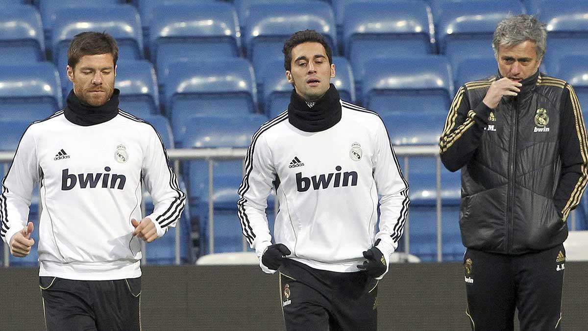 Mourinho observa a Xabi Alonso y Arbeloa durante un entrenamiento, en enero del 2012
