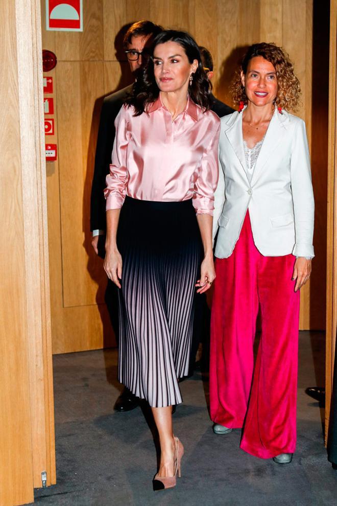 El look de la reina Letizia con falda plisada degradada de Reiss y camisa rosa satinada de Uterqüe