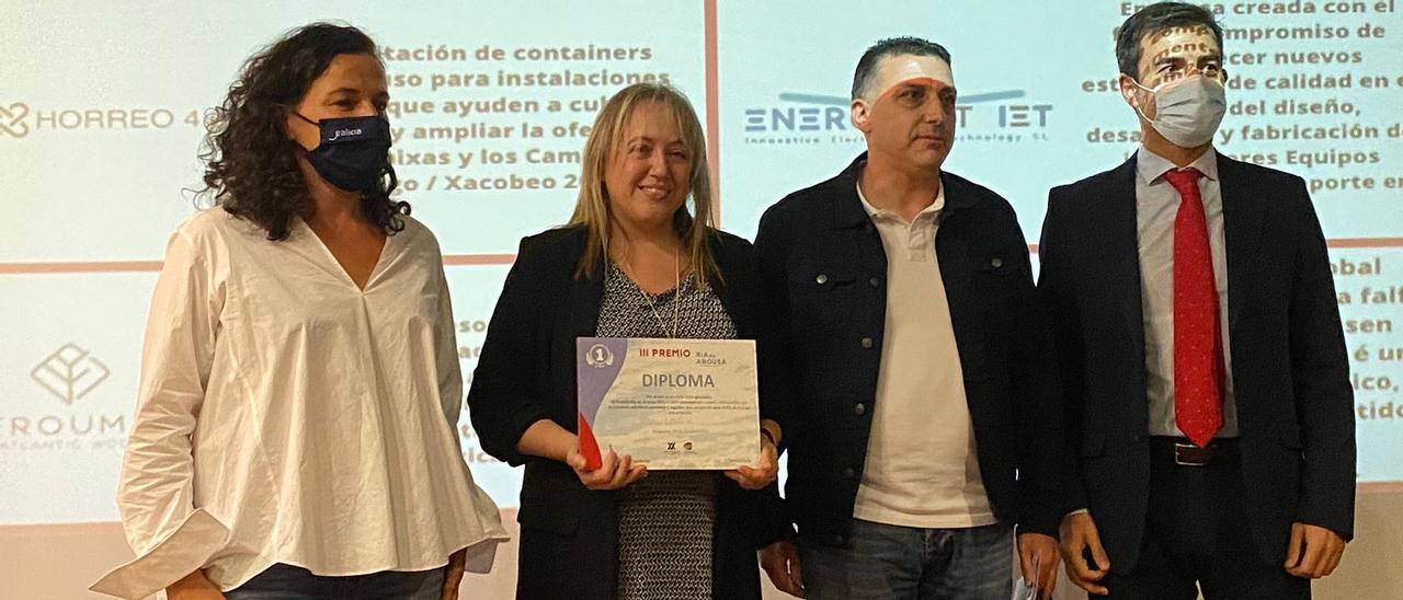 Beatriz Castro y Antonio Luaña, en el momento de recibir el premio de AJE Pontevedra.