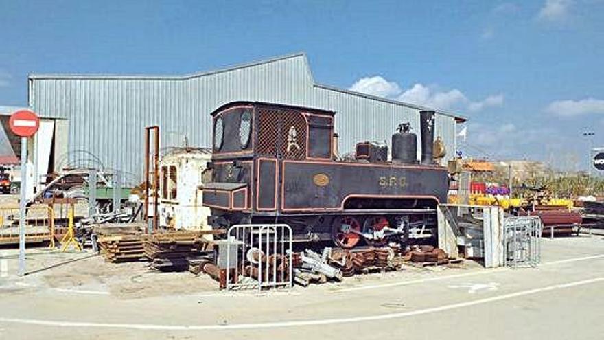 La locomotora al magatzem de les brigades municipals.