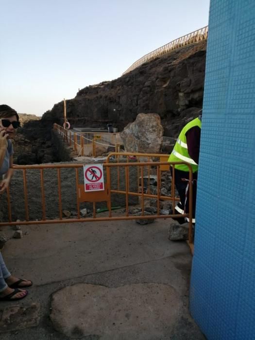 Cae una ladera junto a la playa del Agujero, en Gáldar