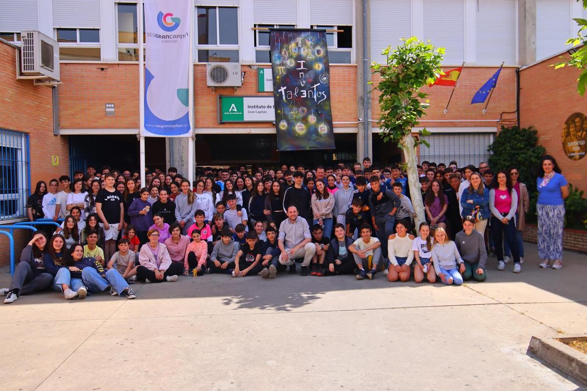 Profesores y alumnos del IES Gran capitan con el docente Marcos Naz delante del centro.
