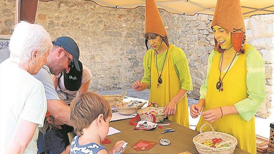 Talleres y teatro infantil llenan la ‘Ciudad papal’ de Peñíscola