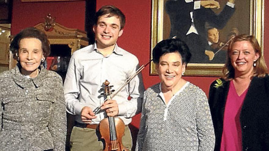 Fullana recibió el violín de las manos de May Galvym y Suzanne Fushi, de la Stradivari Society.