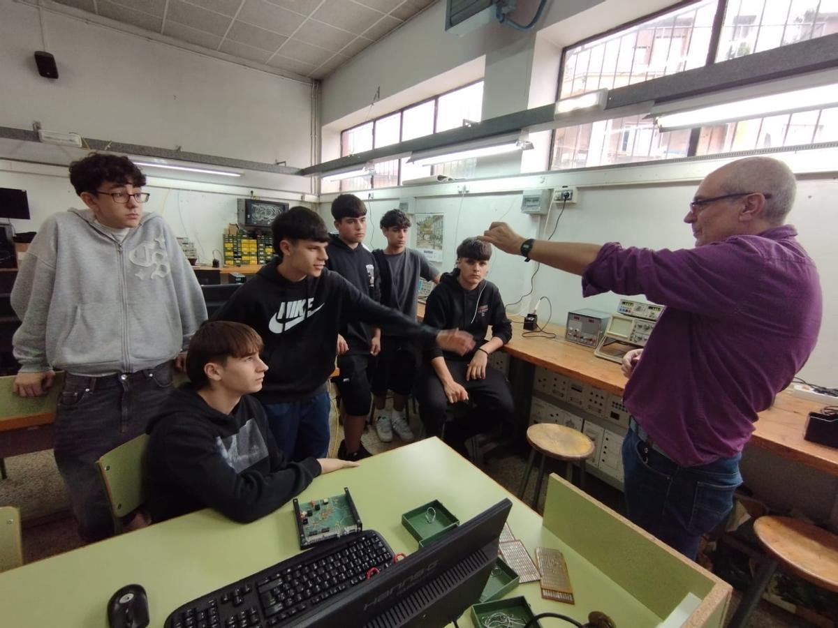 Asistentes al taller de electrónica.