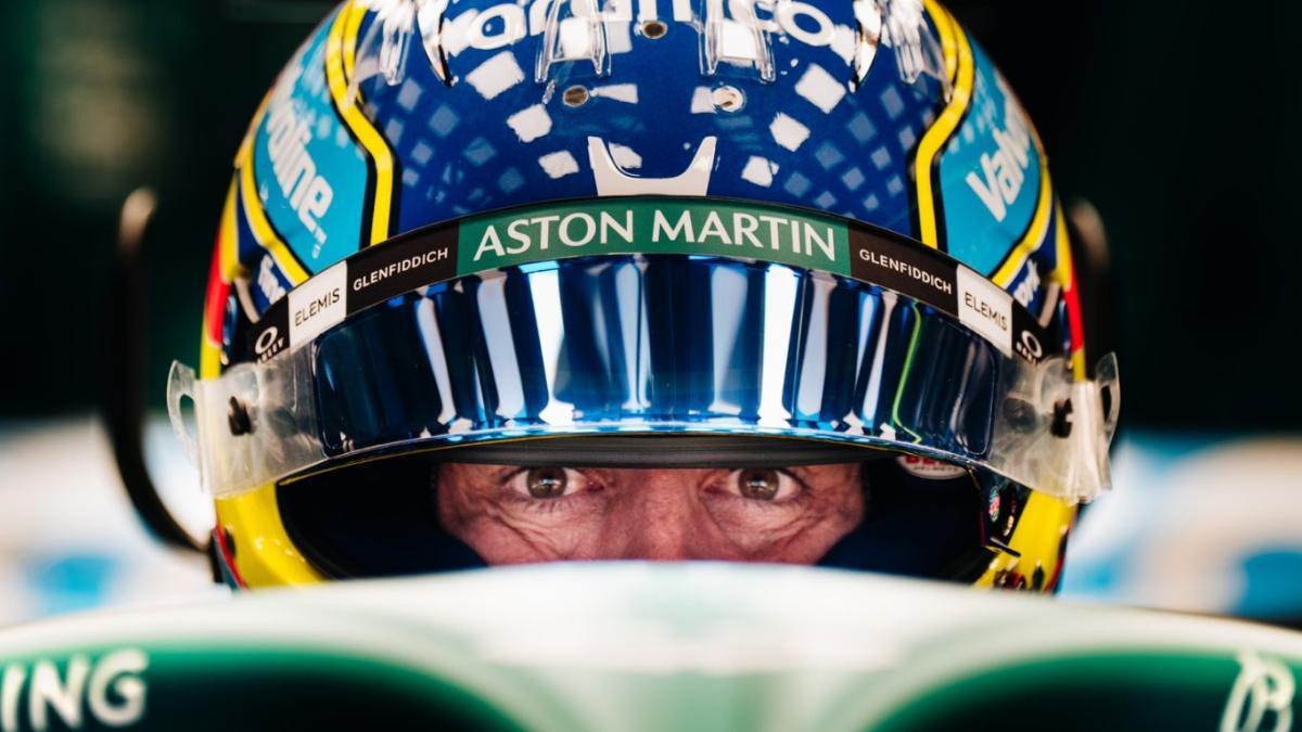 Fernando Alonso, antes de salir a pista en Shanghai