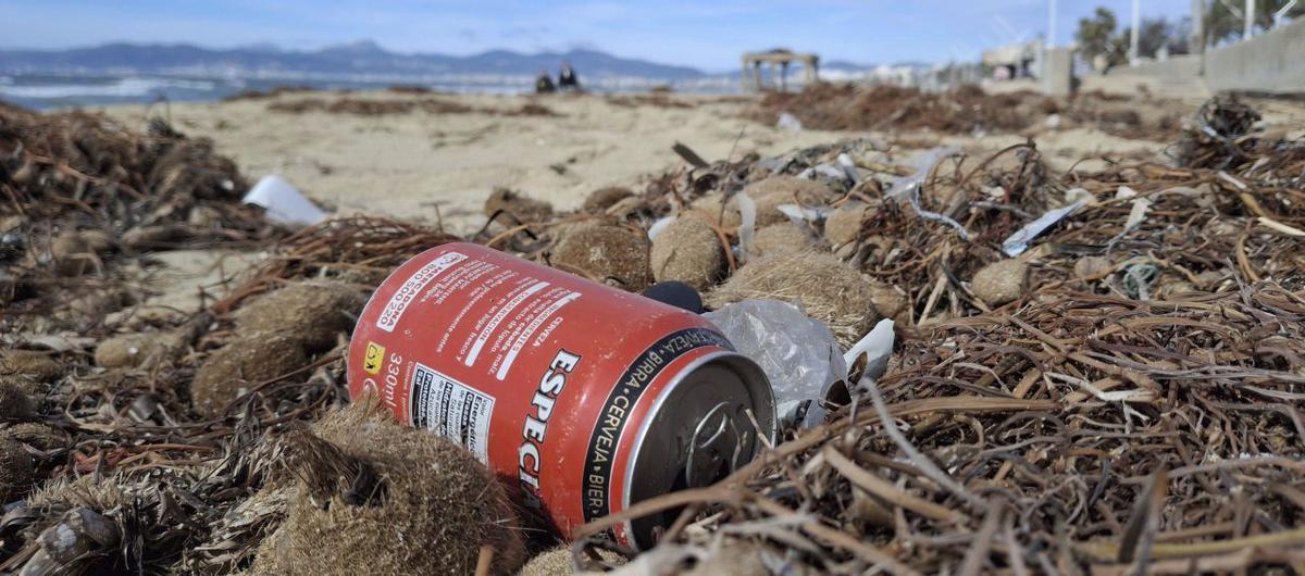 Der Müll an der Playa de Palma wird derzeit nicht weggeräumt. | FOTO: SCHIRMER
