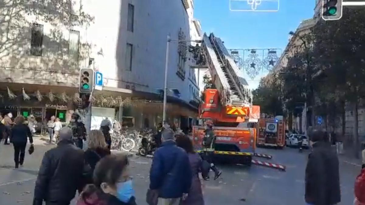 Desprendimiento en la calle Fontanella provocado por el fuerte viento.