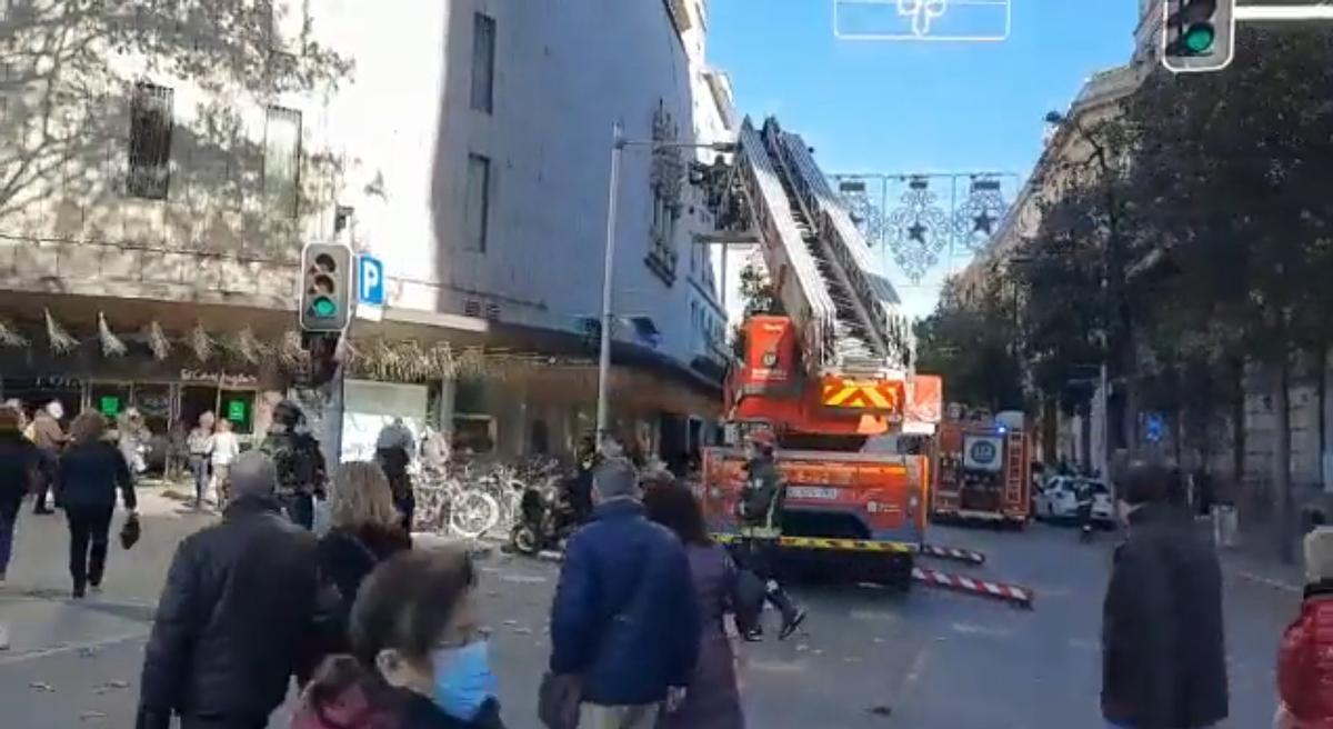 Desprendimiento en la calle Fontanella provocado por el fuerte viento.