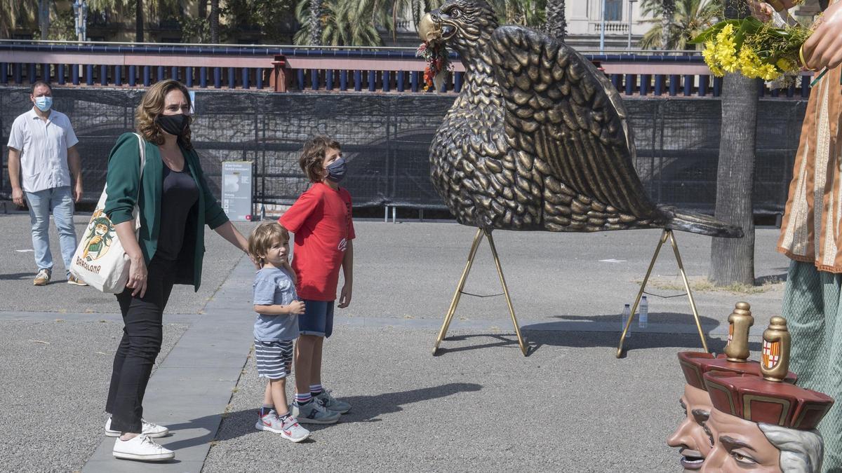 Ada Colau y su familia en el Moll de la Fusta durante el Toc de Mercè 2020