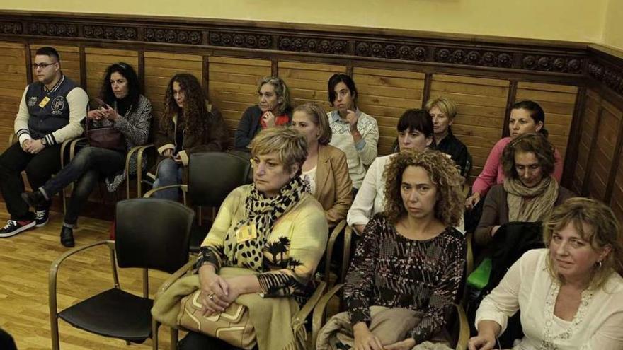 Varias trabajadoras del servicio presentes ayer en el Pleno.