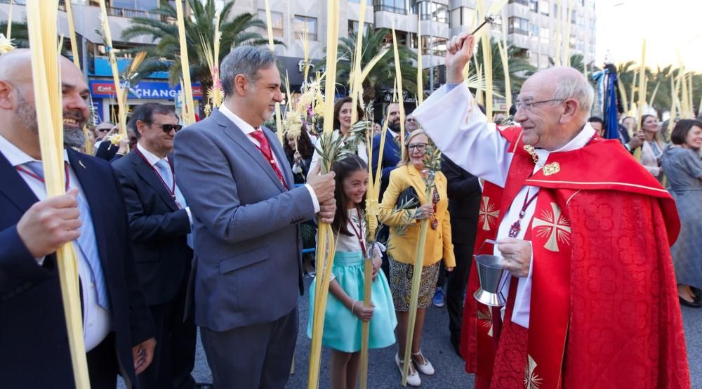 Las calles de Alicante se llenan de fieles en las procesiones del Domingo de Ramos