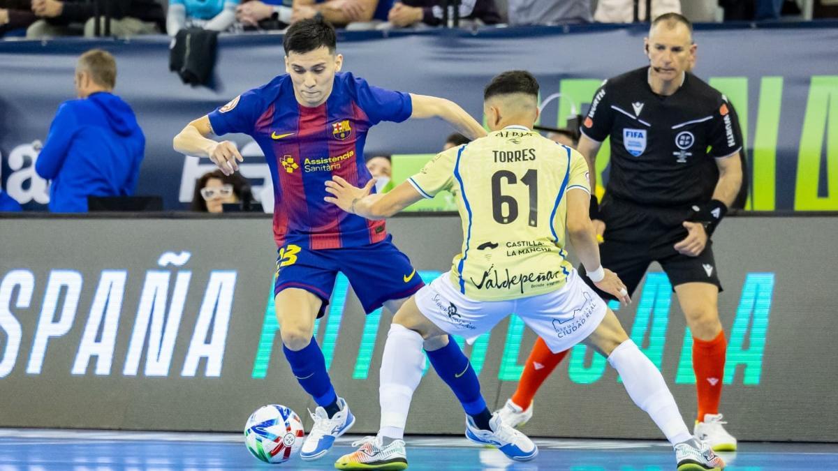 'Lucho' Gauna trata de zafarse de Mateus Torres