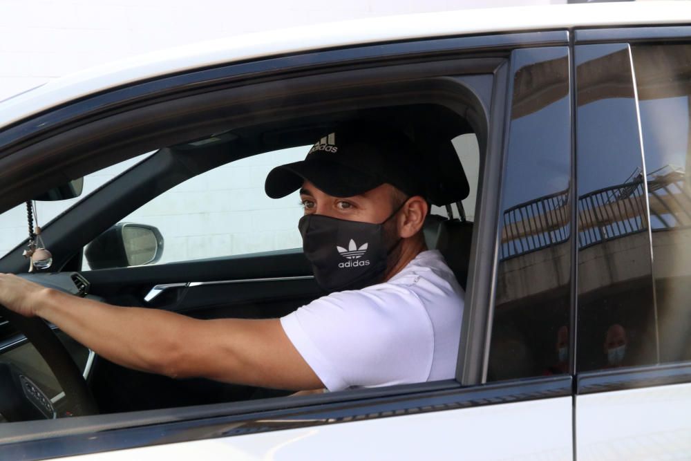 Los jugadores del Málaga CF llegan para someterse a la prueba de coronavirus.