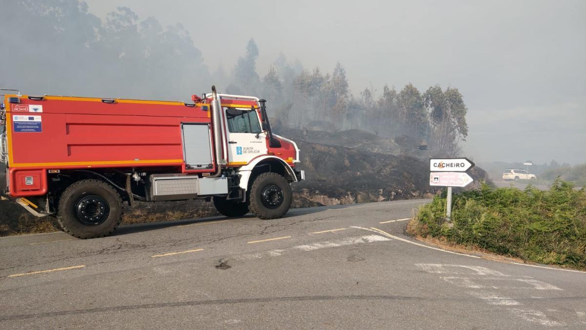 Efectivos que están participando en los trabajos para extinguir este incendio forestal en A Canicouva.