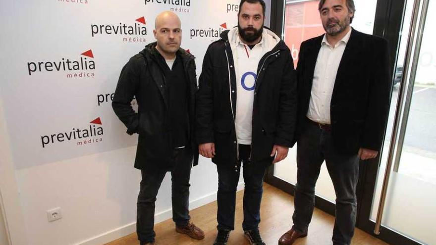 Carlos Fernández, Omar Martínez y David Fontecha (de Previtalia) tras el acto.