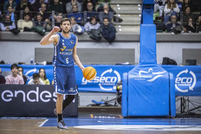 Jon Axel Gudmundssen marca jugada en un partido con el Burgos la pasada temporada.