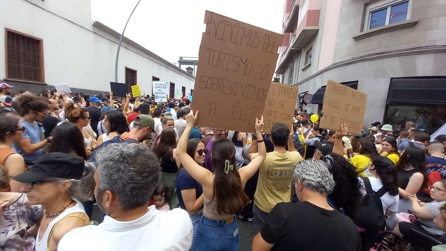 La tinerfeña plaza Weyler se tiñe de amarillo en una manifestación que clama contra el modelo económico canario