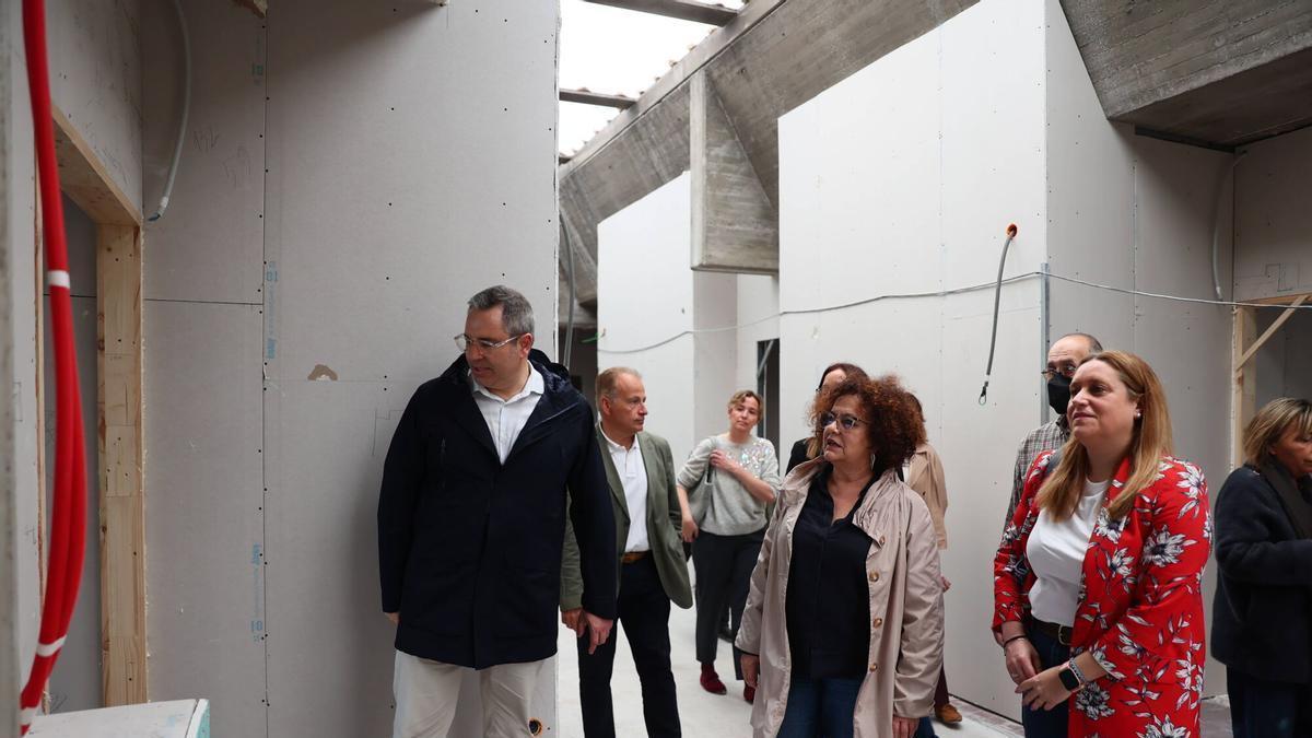 La consejera de Derechos Sociales y Bienestar, Marta del Arco, visitando meses atrás las obras de las dos unidades de convivencia de la residencia Santa Teresa. Asiste también la gerente del ERA, Nerea Monroy, a la derecha.