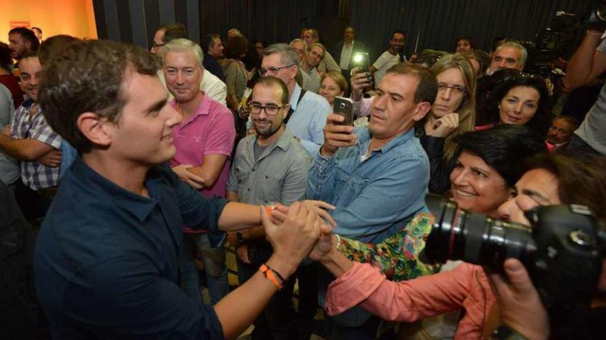 Rivera saluda a los simpatizantes en el acto de ayer en Pontevedra. // G. Santos