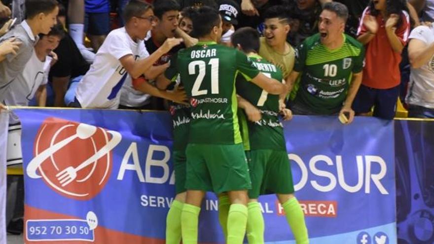 Los jugadores del UMA Antequera celebran el ascenso con la afición