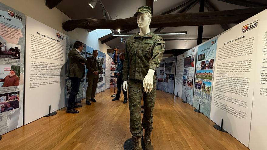 Así fue la inauguración de la exposición fotográfica de ARES en Villaviciosa