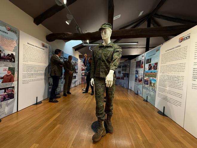 Así fue la inauguración de la exposición fotográfica de ARES en Villaviciosa