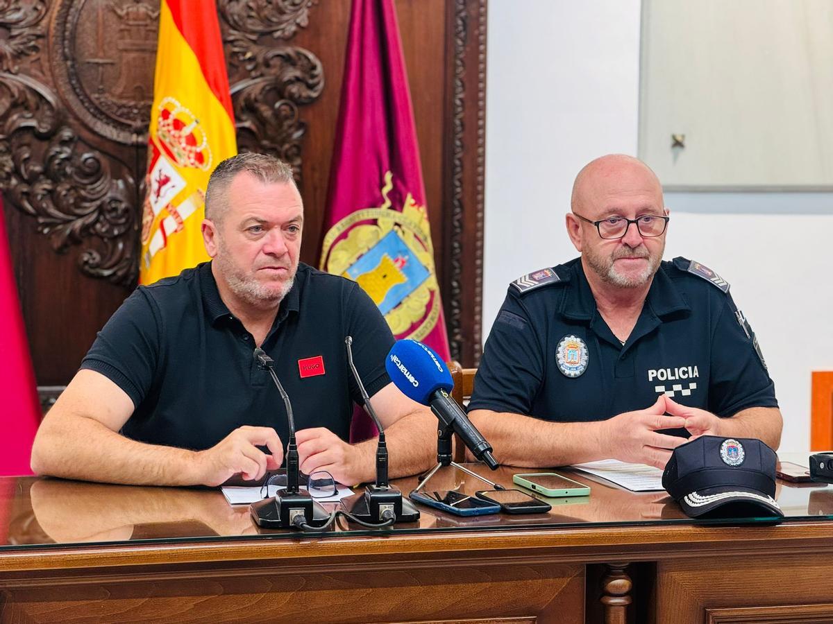 Juan Miguel Bayonas comparecía junto al jefe de Policía Local, Agustín Fernández.