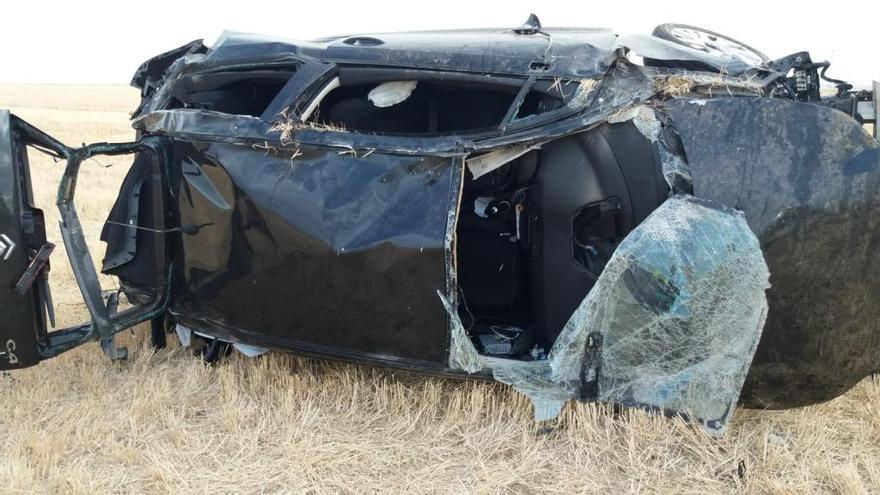 Coche siniestrado en Villavendimio.